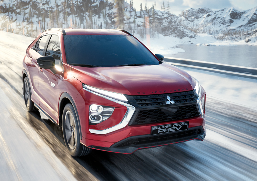 dec_branding_se_1080x760_service Vit Mitsubishi ASX kör på vinterväg med lastbågar