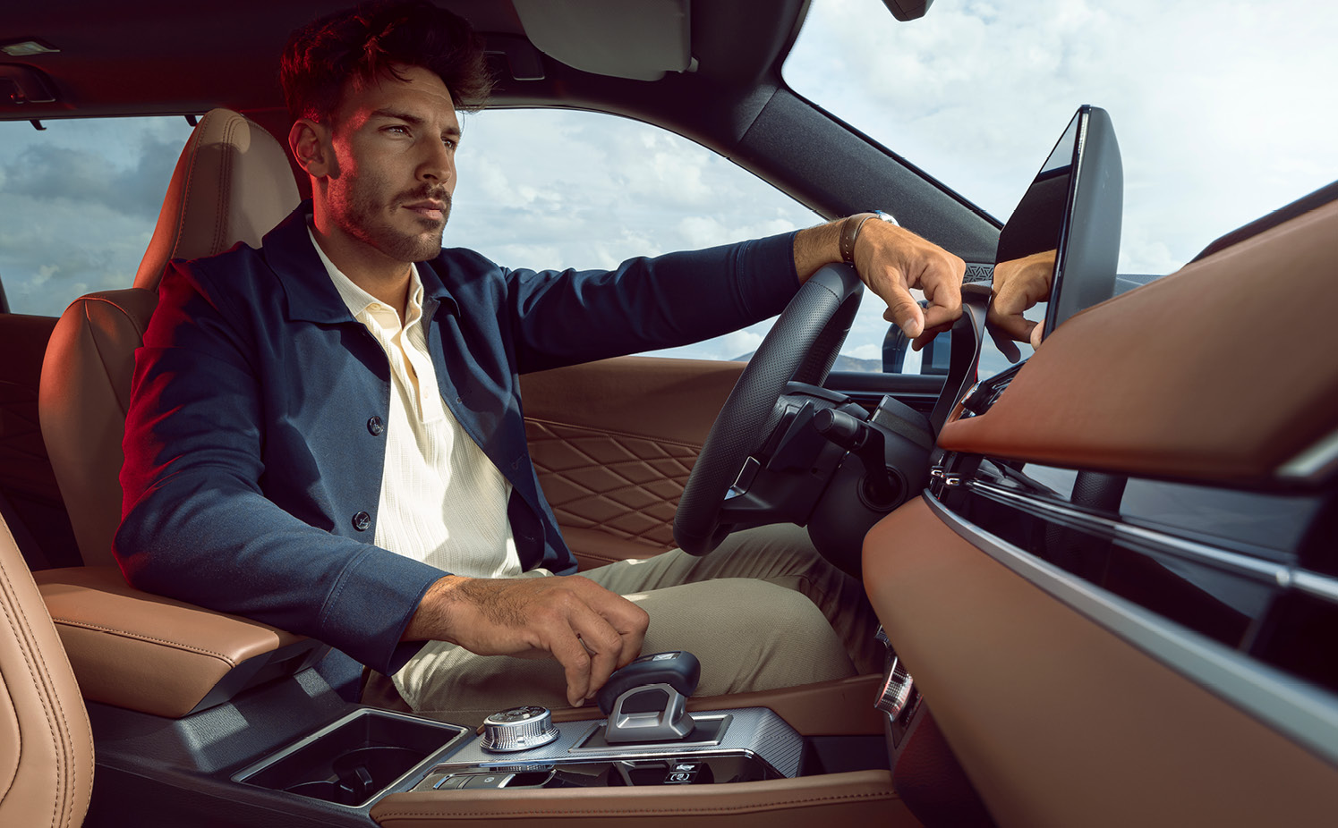 Närbild på fronten till en Mitsubishi ASX som kör på en väg