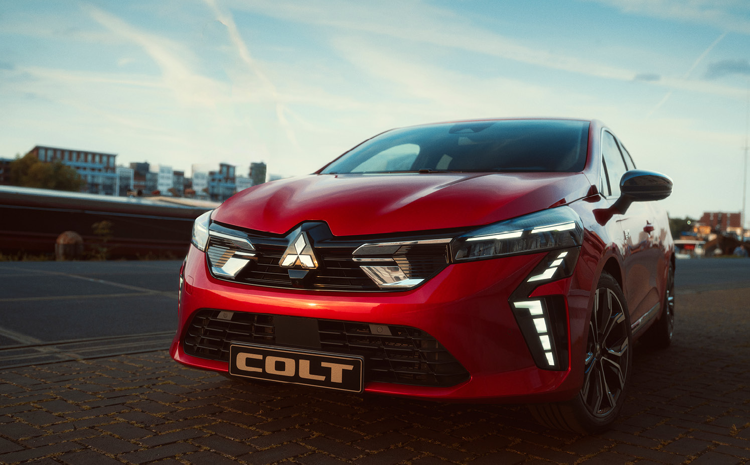 Fronten på en röd Mitsubishi Colt