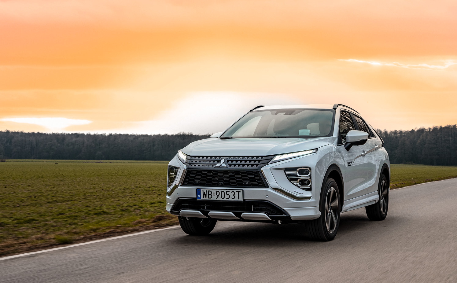 Fronten på en röd Mitsubishi Colt