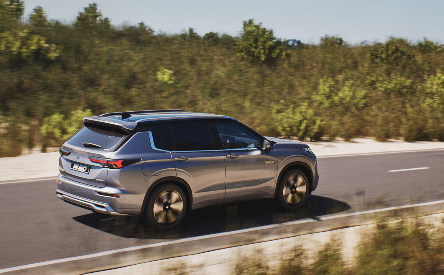 En Mitsubishi kör snabbt på en landsväg genom skogen