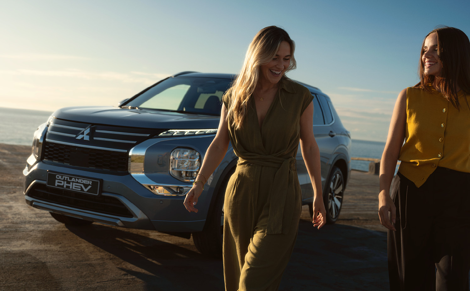 En Mitsubishi kör snabbt på en landsväg genom skogen