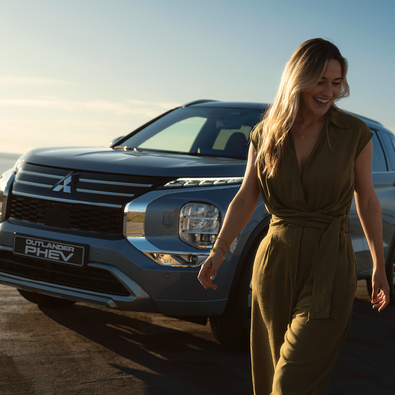 En man lagar ett stenskott i en vindruta