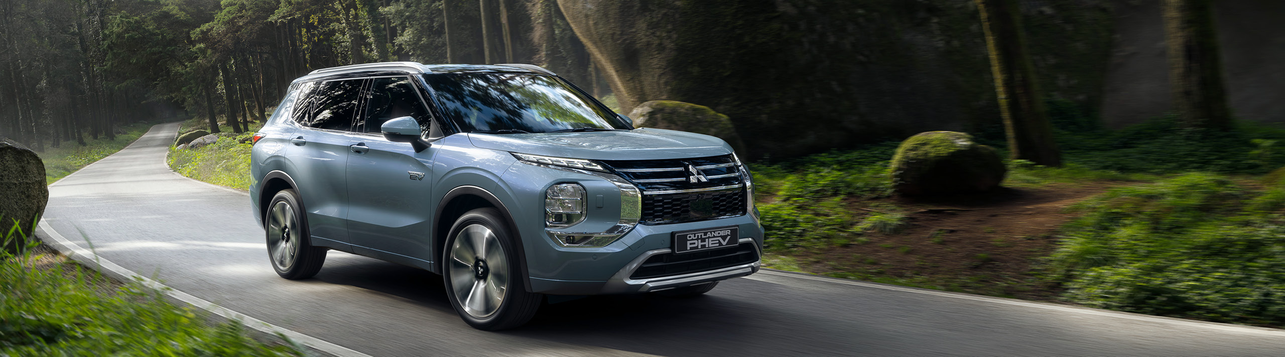 Mitsubishi Outlander står parkerad i snön