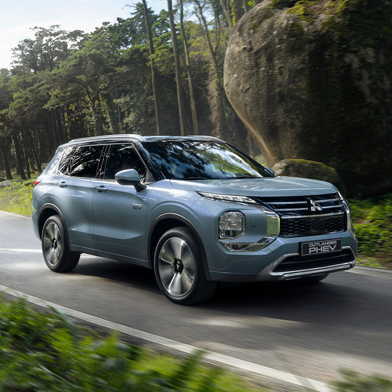 Mitsubishi Outlander står parkerad i snön