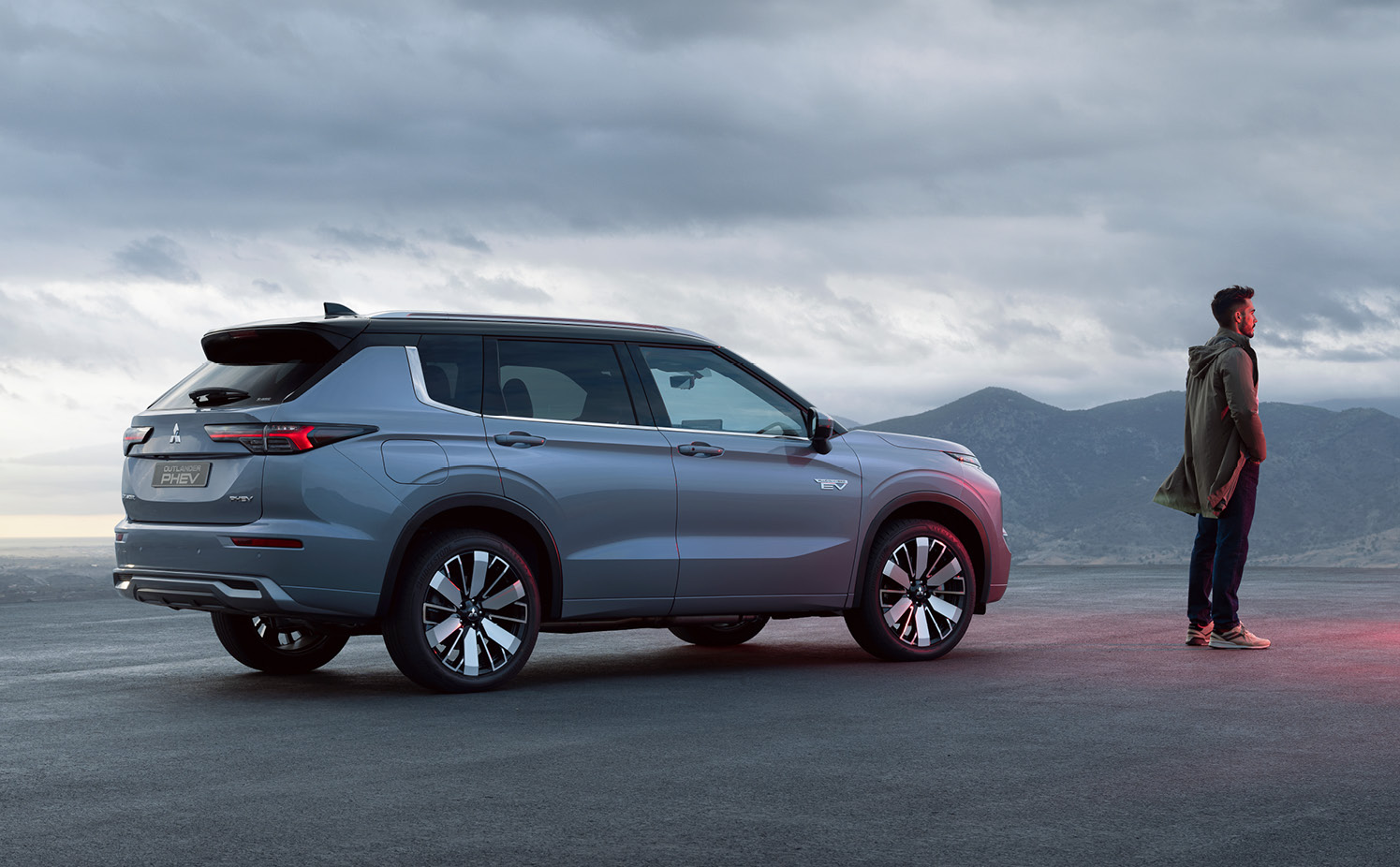 Mitsubishi Outlander kör genom ett vinterlandskap