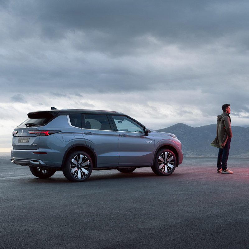 Mitsubishi Outlander kör genom ett vinterlandskap