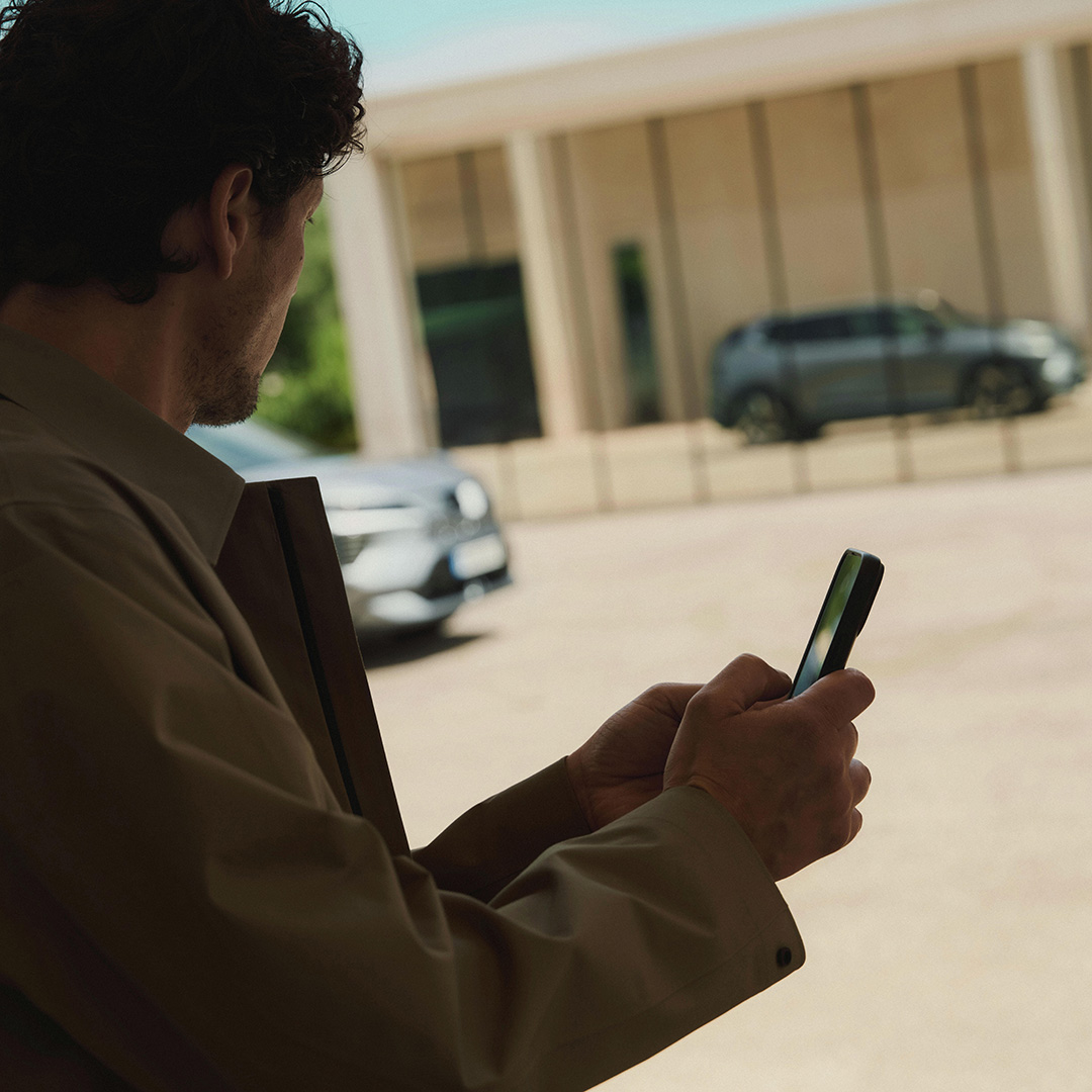 En man kollar ner i sin mobiltelefon