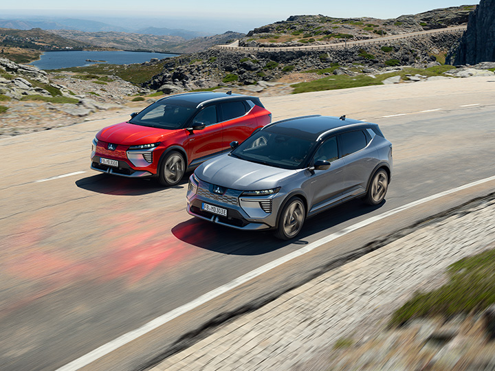 En röd och en grå Eclipse Cross kör bredvid varandra på väg