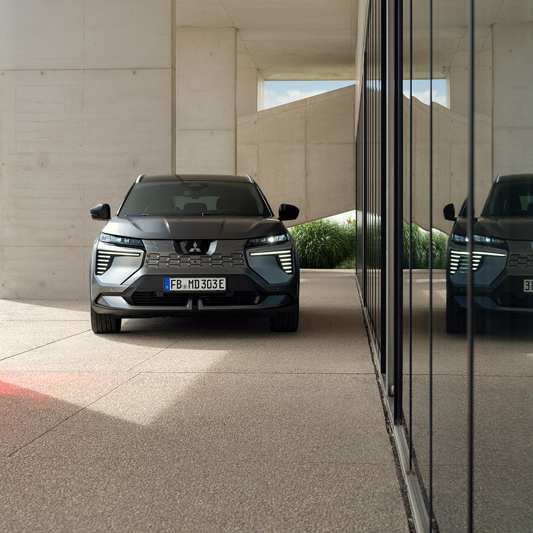 Eclipse Cross står parkerad bredvid ett fönster