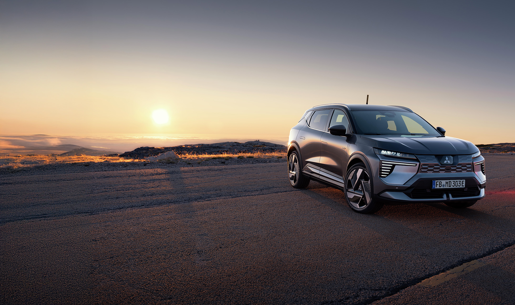 En röd Mitsubishi Colt kör genom en tunnel, sedd bakifrån