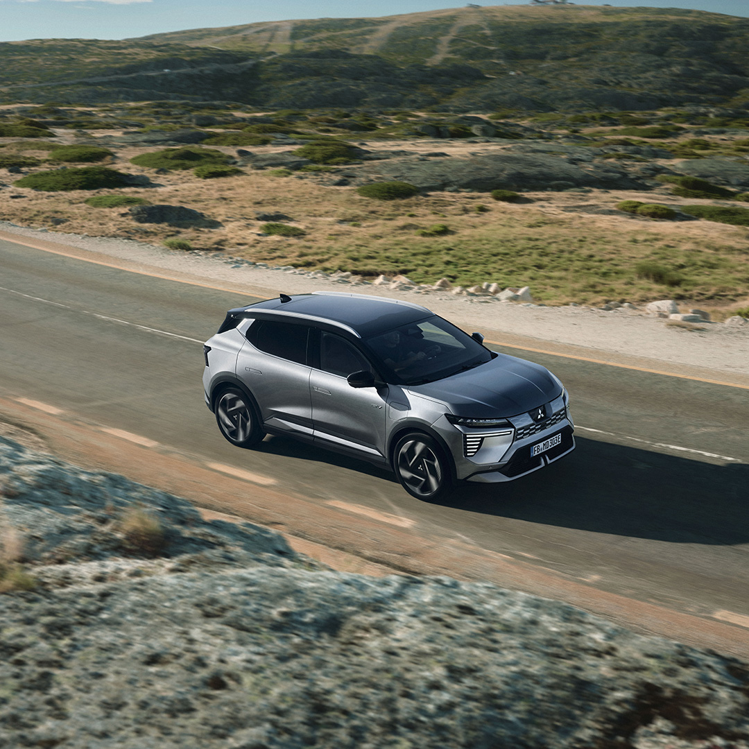 Grå Eclipse Cross kör på vägen